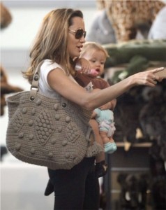 Angelina Jolie et son sac en crochet